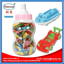 Лодка и маленький игрушечный автомобиль внутри кормления форму бутылки 